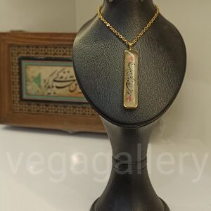 گردنبند رزین شب تاب طرح عاشقانه